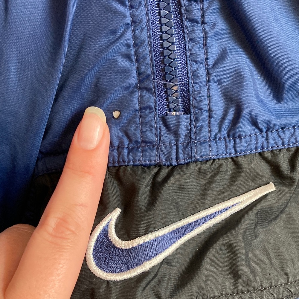 Vintage 1990’s Nike Men's Blue and Black Windbreaker - Picture 5 of 5